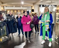 Eine Station der City-Dinner-Tour in Öhringen: die Modewelt Rossmann, durch die Diana Rossmann (rechts) führt