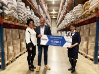 Mit einer Spende über 15.000 Euro unterstützt die GREIWING logistics for you GmbH die Hamburger Stiftung Mittagskinder. Einen symbolischen Scheck übergaben der Geschäftsführende Gesellschafter Jürgen Greiwing (m.) und seine Frau Britta (l.) an Susann Grünwald aus dem Stiftungsvorstand. (Foto: GREIWING logistics for you GmbH)