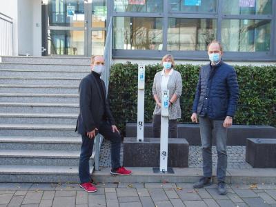 von links nach rechts: Herr Christoph Laves (Managing Director IT-BUDGET GmbH) , Frau Lore Brendel, stv. Schulleiterin, Dr. Gerhard Obermayr, Schulleiter Obermayr Europa-Schule - Campus Erbenheim