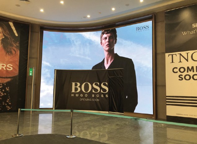 Gebogenes Display für Hugo Boss-Shop am neuen Flughafen in Istanbul.jpg