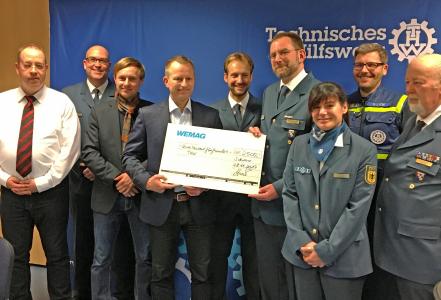 Koordinator des Krisenstabes der WEMAG Andreas Casper, THW-Geschäftsführer Michael Teuber, Philipp Glumm (Schwerin), Geschäftsführer der WEMAG Netz GmbH Andreas Haak, Stefan Döhler (Rostock), Matthias Brinkmann und Nicole Kuhnert (Ludwigslust), Michael Lucht (Schwerin) sowie Harry Thomas (Rostock) (v. l.) bei der symbolischen Scheckübergabe in der Schweriner Geschäftsstelle des THW / Foto: WEMAG/Diana Kuhrau