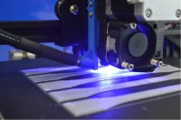 Die Filamente werden in einem herkömmlichen FFF-Drucker verarbeitet und dabei mit IR- oder UV-Strahlung vernetzt.