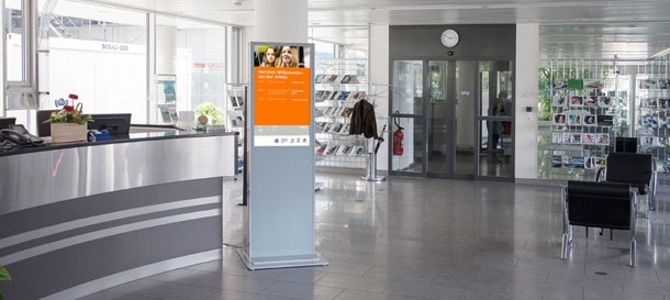Swiss Screen AG - Besucherbegruessung, Bildschirm am Empfang.jpg