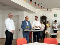 Firmeninhaber Thomas Jauch sowie Marc Schott und Timo Schmidt, Mitglieder der Geschäftsleitung, stießen mit den Mitarbeitern auf 70 erfolgreiche Jahre der Jauch Quartz GmbH an Firmeninhaber Thomas Jauch sowie Marc Schott und Timo Schmidt, Mitglieder der Geschäftsleitung, stießen mit den Mitarbeitern auf 70 erfolgreiche Jahre der Jauch Quartz GmbH an