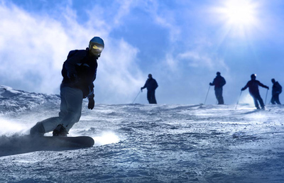 Nicht jeder ist so vernünftig wie dieser Snowboarder. Viele Skiurlauber verzichten noch auf einen Helm. Foto: Opodo Ltd. Deutschland