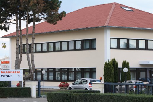 Verwaltungsgebäude mit Luxmetalldach - oben rum ganz leicht Foto LUXMETALL.jpg