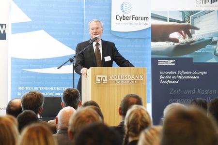 Wirtschaftsexperte Prof. Dr. Henkel war zu Gast beim Infomarkt des CyberForums und des Marketingclubs Karlsruhe