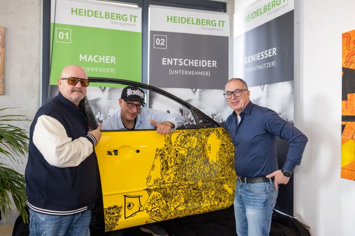 2026-03-22_v.l._Rolf Stahlhofen_Jon Seidman_Matthias Blatz mit Objekt der Charity Kunstauktion_w.jpg