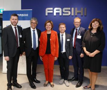 Einweihungsfeier bei Fasihi: Werner Beutel, Mitglied der Geschäftsführung, Geschäftsführer Saeid Fasihi, Mi-nisterpräsidentin Malu Dreyer, Geschäftsführer Rolf Lutzer, Dr. Christoph Wegner, Leiter Digitalization & In-formation Services der BASF SE, und Oberbürgermeisterin Jutta Steinruck (v.l.) Foto: Michael Bellaire