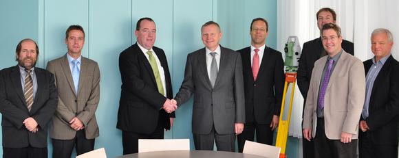 L – R: Johannes Eisentraut (LVG), Roland Reiser (Leica Geosystems), Lothar Aßenmacher (Leica Geosystems), Peter Schramm (LVG), Dr. Wolfgang Renner, Thomas Aigner (LVG), Felix Porth (LVG), Vitus Angerer ( LVG )