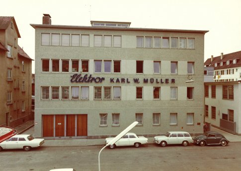 Gebäude_70er-Jahre_Logo_Esslingen_frontal.jpg