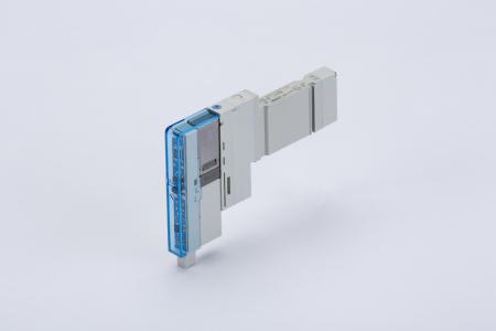 Mini-Ventil mit Maxi-Leistung: Die neuen Ventile der Serie JSY bieten die schmalsten Maße der Branche – und sind bis zu 50 Prozent leichter als konventionelle ISO-Ventile mit gleicher Durchflussleistung. Damit können Ventilinsel und Aktoren näher zusammenrücken und Maschinenbauer sparen aufwendige Verschlauchungen (Foto: SMC Deutschland GmbH)