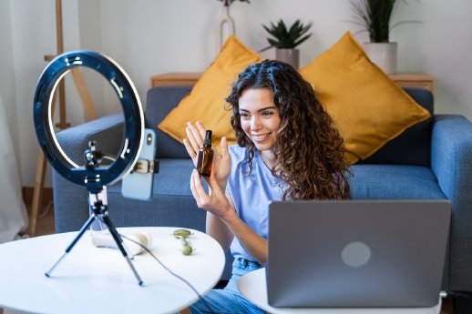 iStock-2035048955, Influenzer.jpg