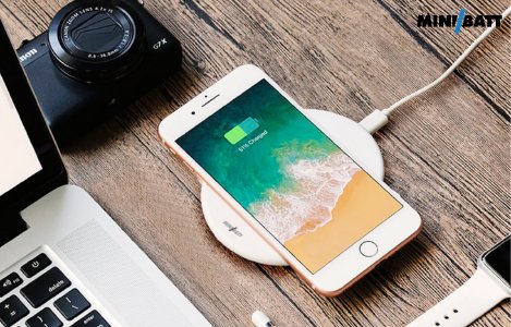 iCharger - kabellose Tisch Qi Ladestation von miniBatt bei monitorhalterung.de