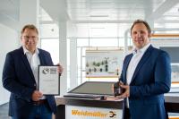 Andreas Hoffmann, Leiter der Business Unit u-mation und Industrial Ethernet (li.), und Benjamin Wind, strategischer Produktmanager (re.), freuten sich in Detmold über die Auszeichnung mit dem German Innovation Award 2020