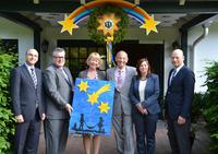 Spende an Kinder-Hospiz Sternenbrücke in Hamburg: Jenoptik-Chef Michael Mertin (2.v.l.) überreicht symbolisch den Scheck über 17.100 Euro, die von den Gästen des Jenoptik-Neujahrsempfangs gespendet wurden. Im Bild von links: Jenoptik-Spartenleiter Stefan Stenzel, Jenoptik-Chef Michael Mertin, Ute Nerge und Peer Gent vom Kinder-Hospiz Sternenbrücke, Jenoptik-Personalleiterin Melanie Jaklin und Klaus Gebauer, Mitglied der Spartenleitung in der Jenoptik-Sparte Verteidigung & Zivile Systeme, © Kinder-Hospiz Sternenbrücke