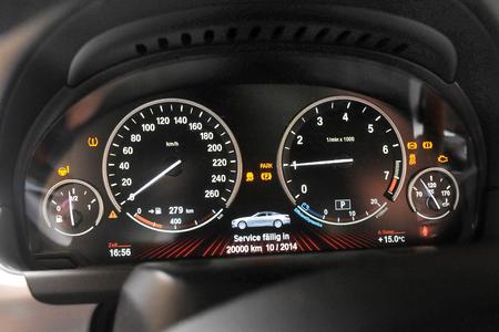 Was leuchtet denn da? Worüber die Kontrolllampen im Cockpit informieren, sollte jeder wissen