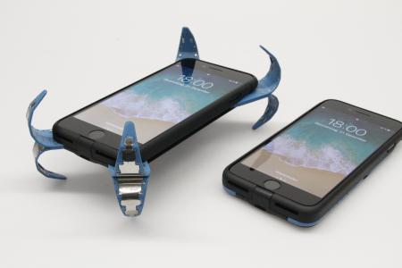 In der aktiven Schutzhülle es Smartphones sind Sensoren eingebaut, die den freien Fall erkennen und sofort vier dämpfende Elemente ausfahren / Bildhinweis: © mechatronic factory GmbH/ Nina Schmidt