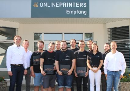 Ausbildung abgeschlossen: Abschlussjahrgang 2018: (3. bis 9. v. l.): Andrej Oblender, Rares Daraban, Alexander Klein, Pascal Meyer, Boris Kraft und Marco Sammetinger. Es gratulierten Jürgen Winkler (1. v. l.), Leiter der Produktion, Stefan Hagen (2. v. l.), Leistung Offsetdruck, sowie die Ausbilder Jan Fina (4. v. r.), Lukas Fuhrmann (2. v. r.) und Michael Rüttinger (1. v. r.). Personalreferentin Sandra Jakusch (3. v. r.) hat die Auszubildenden drei Jahre lang betreut / Copyright: Onlineprinters GmbH
