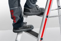Leiter-Relaunch: Die Stufenstehleiter 8626 ist ab sofort auch mit spe-ziell beschichteten Stufen verfügbar. Die Beschichtung ist nach DIN 51130 zertifiziert und entspricht der höchsten Klasse für Rutschsicher-heit R13