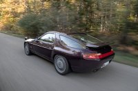 Porsche 928 mit KW V3 Klassik Fahrwerk auf Landstraße