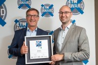 Jens Faulmann (links), Verkaufsleiter bei winkler, und Mark Oliver Utz, Marketingleitung bei winkler, freuen sich über den Best Brand Award 2022 in der Kategorie 