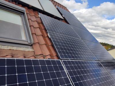 Montierte Photovoltaikanlage mit SunPower Maxeon Module © iKratos