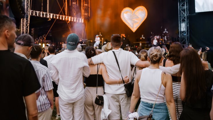 PnR_Bühnenbild mit Herz.png