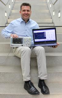 Prof. Dr. Stefan Hörmann lehrt Elektronik und Informatik an der Hochschule Aalen – und hat jetzt die Software für ein virtuelles Oszilloskop entwickelt. Damit sind die Studierenden nicht mehr darauf angewiesen, im Labor den Umgang mit diesem komplexen Messgerät zu üben, sondern ganz bequem von zu Hause. Ziemlich praktisch – nicht nur in Zeiten wie diesen / Bildhinweis: © Hochschule Aalen | Saskia Stüven-Kazi