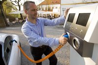 Für den Zukunftsmarkt Elektromobilität zeigte das Unternehmen, wie neueste Infrastrukturlösungen für Stromladestationen zum Betanken von Elektroautos aussehen können