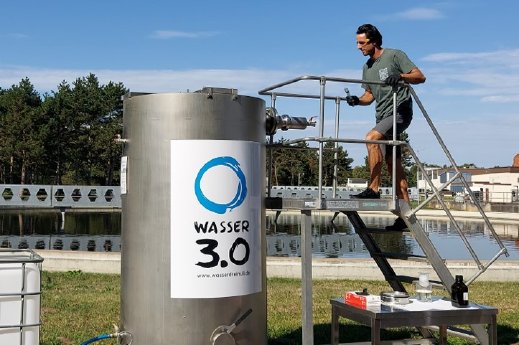 Wasser 3.0 gGmbH_Technikumsreaktor mit Dennis Schober auf Kläranlage.jpg