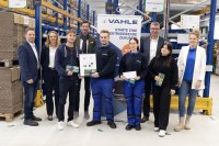 Das VAHLE Azubi-Team strahlt bei der IHK-Videowettbewerbs-Preisverleihung am 15. November in Kamen.
(v. l. n. r.): Thorsten Röhr (Ausbildungsleitung), Kathrina Adelsberger (Ausbildungsleitung), Noah Hoffmann, Achim Dries (CEO VAHLE), Niklas Thiesen, Melina Maßling, Wulf-Christina Ehrich (IHK zu Dortmund), Chiara Magenheimer, Lara Willberg (IHK zu Dortmund) Das VAHLE Azubi-Team strahlt bei der IHK-Videowettbewerbs-Preisverleihung am 15. November in Kamen.
(v. l. n. r.): Thorsten Röhr (Ausbildungsleitung), Kathrina Adelsberger (Ausbildungsleitung), Noah Hoffmann, Achim Dries (CEO VAHLE), Niklas Thiesen, Melina Maßling, Wulf-Christina Ehrich (IHK zu Dortmund), Chiara Magenheimer, Lara Willberg (IHK zu Dortmund)