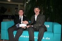 Pioniere unter sich: seit mehr als 20 Jahren spendet die WITTENSTEIN AG zu Weihnachten anstelle von Kundengeschenken an die St. Josefspflege Mulfingen. WITTENSTEIN-Prokurist und Vorstand a.D. Klaus Spitzley (links) überreichte kurz vor Weihnachten einen Scheck über 3.000 € an Johann Dirnberger, Geschäftsführer der St. Josefspflege (rechts)