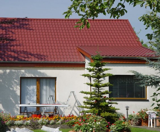 Optisch ist ein Luxmetalldachdach kaum von einem herkömmlichen Dach zu unterscheiden  .JPG