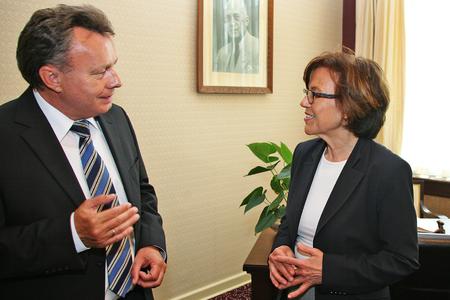 Geschäftsführer Dr. Josef Staub im Gespräch mit Ministerin Margit Conrad.