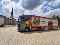 MAN Sattelzugmaschine von Keck Nutzfahrzeuge GmbH auf dem Vorplatz der Stadthalle Tuttlingen