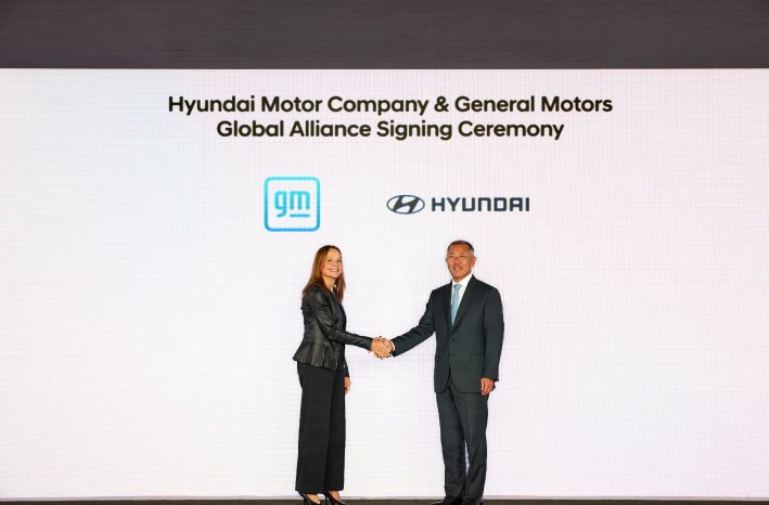 hyundai-and-gm-sign-memorandum-of-understanding-4.jpg