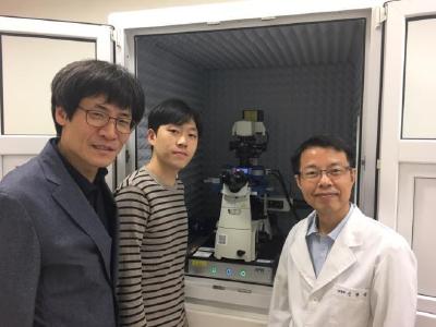 Professor Kyeong Kyu Kim with his graduate student, Mr Wanki Yoo, and lab manager, Dr Hyungchang Shin with their JPK NanoWizard® ULTRA Speed AFM at SKKU in Korea