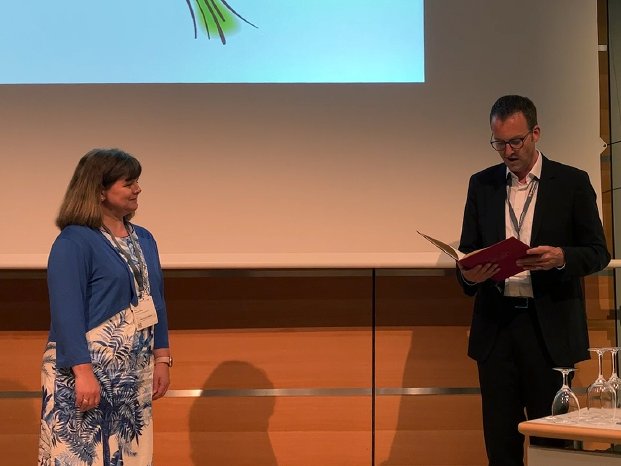 Dr. Katja Dettmer-Wilde erhält Gerhard Hesse-Preis von Dr. Martin Vogel 20220622.jpg