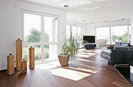 Lichtdurchflutet dank großer Fenster und trotzdem bestens gegen unliebsame Besucher geschützt: Mit dem CASTELLO-plus Fenstersystem gehen Eigentümer auf Nummer sicher.
