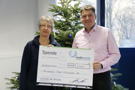 Die Vertretung des Vereins Hana Hald (links) mit Thomas Deeg, Stadtwerke Schwäbisch Hall GmbH
