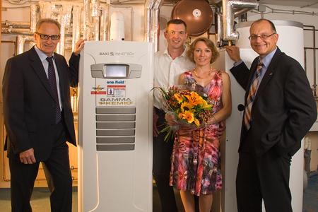 Rückendeckung für die Brennstoffzelle: Die Stadtwerke Homburg, zusammen mit Familie Bossler, setzen auf das Brennstoffzellen-Heizgerät für innovative Strom- und Wärmeerzeugung im Eigenheim.Von links nach rechts: Wolfgang Ast, Geschäftsführer Stadtwerke Homburg, Friedrich und Julia Ast und Guido Gummert, Geschäftsführer Baxi Innotech GmbH