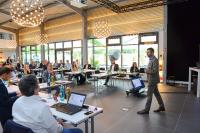 Robert Geppert, CCO der Sybit GmbH, begrüßt die Teilnehmer