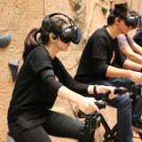 Mit einer VR-Brille versetzt VirZOOM die Trainierenden in die virtuelle Welt. Diese Erfahrung bringt Life Fitness dank seiner Digital Ventures Group in die Fitnessstudios