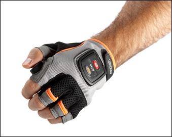 Über einen speziellen Handschuh lassen sich mit Crown Quick Pick™ Remote die Niederhubkommissionierer aus der Ferne bedienen