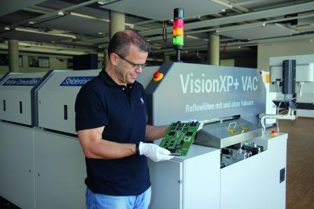 Quelle: Rehm Thermal Systems GmbH - VisionXP+ Vac: Die 2-in-1-Lösung für das Reflow-Konvektionslöten. Bei der VisionX-Serie erfolgt der Lötprozess durch Konvektion, also durch das Mitführen von Wärme über strömende Gase