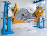 Die PI Akademie 2013 gibt Einblick: Hub-Wendevorrichtung zur Prüfung und Vermessung von Hexapoden inkl. Last in beliebigen Winkellagen (Foto: PI)