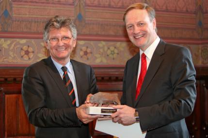 Der Oldenburger Oberbürgermeister, Prof. Dr. Gerd Schwandner, verleiht Dr. Rolf Hollander den "Oldenburger Bullen"