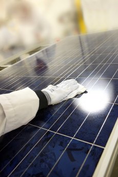 Solarmodul in der Produktionsstätte von Canadian Solar in Guelph in Ontario.jpg