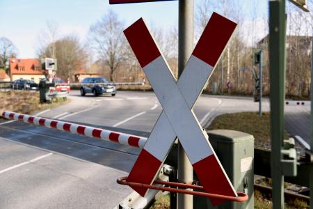 Kein Interpretationsspielraum: Vor der geschlossenen Schranke muss gehalten werden